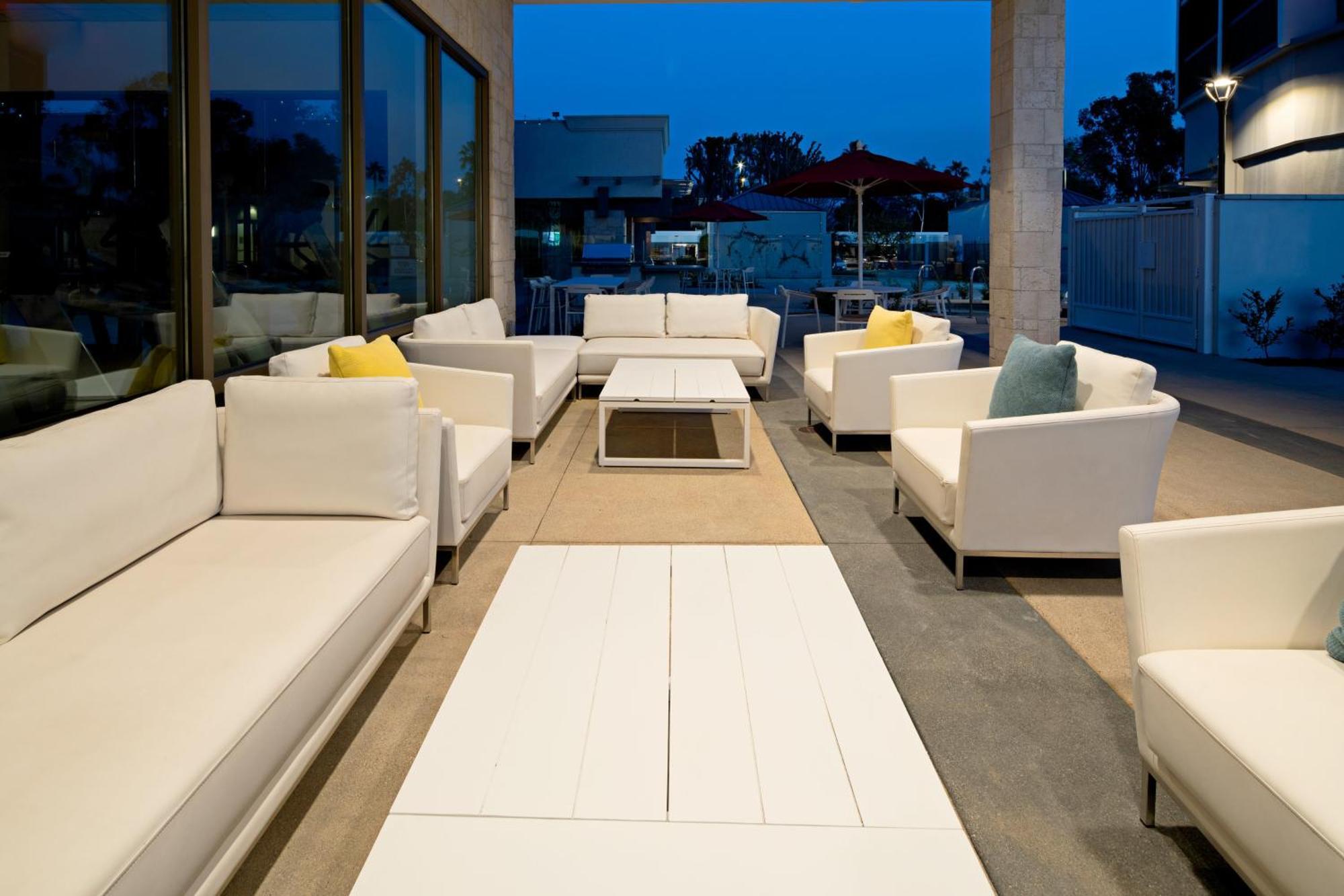 Holiday Inn Long Beach - Airport By Ihg Exterior photo