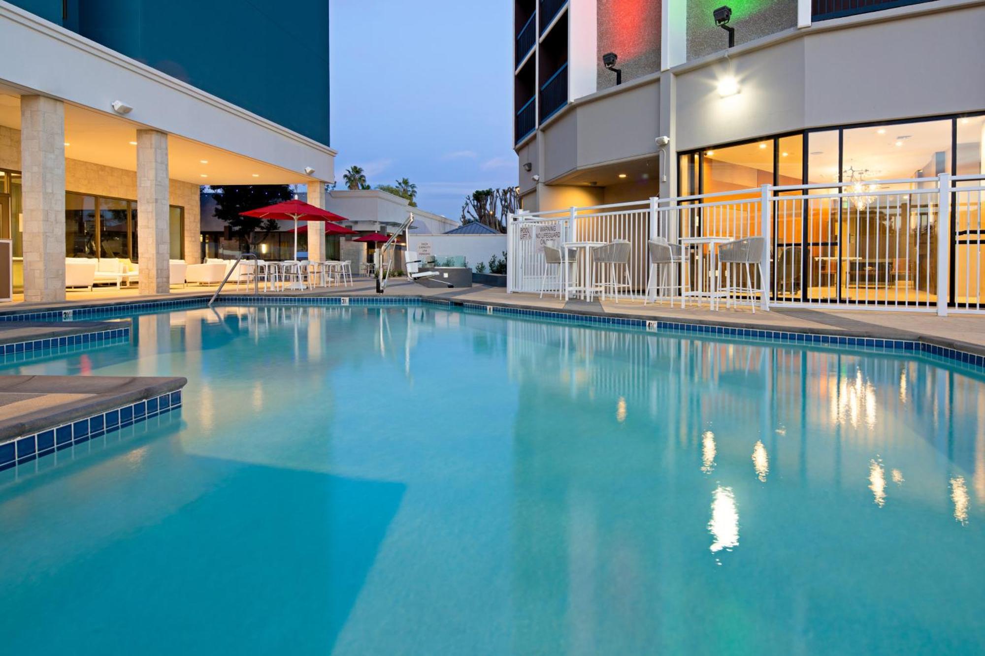 Holiday Inn Long Beach - Airport, An Ihg Hotel Exterior photo