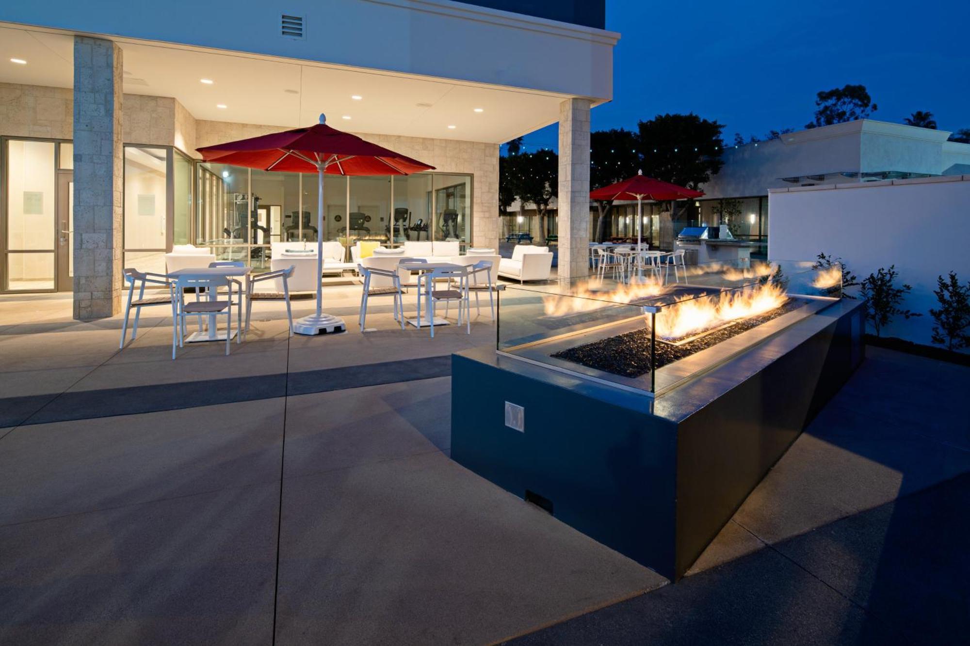 Holiday Inn Long Beach - Airport, An Ihg Hotel Exterior photo